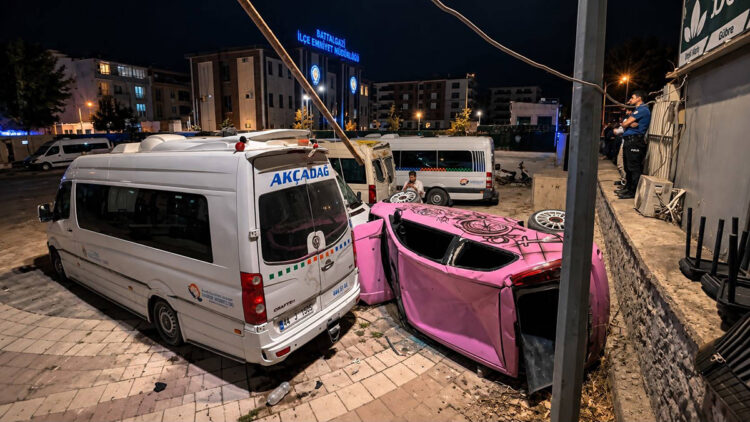 Malatya'da talihsiz kaza: Otomobil otoparka uçtu, sürücü yaralandı