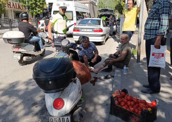 Motosikletli otomobilin açılan kapısına çarpıp yaralandı