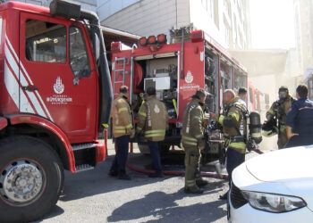Küçükçekmece'de kapalı otoparktaki elektrikli araç yandı; çalışanlar tahliye edildi