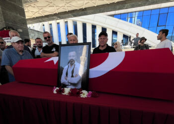 Oyuncu Serhat Kılıç, gözyaşlarıyla Ankara'da son yolculuğuna uğurlandı