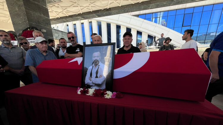 Oyuncu Serhat Kılıç, gözyaşlarıyla Ankara'da son yolculuğuna uğurlandı