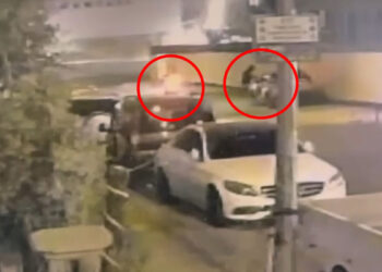 Park hâlindeki otomobili ateşe verdiler; o anlar kameralara yansıdı