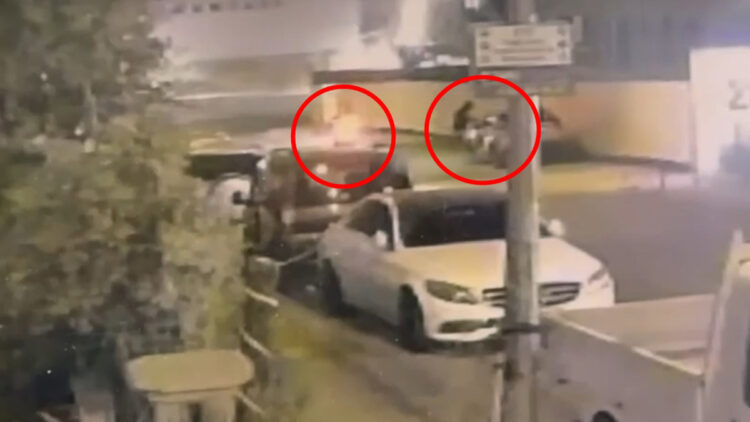 Park hâlindeki otomobili ateşe verdiler; o anlar kameralara yansıdı