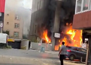 Pendik'te ambalaj üretimi yapan iş yerinde yangın