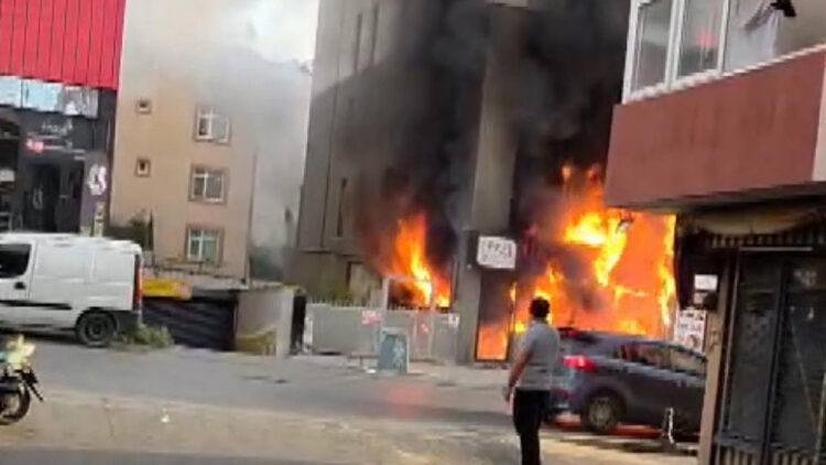 Pendik'te ambalaj üretimi yapan iş yerinde yangın