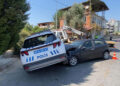 Polis aracıyla otomobil çarpıştı: 2 yaralı
