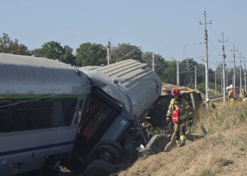 Polonya'da tren kamyonla çarpıştı: 1 ölü, 19 yaralı