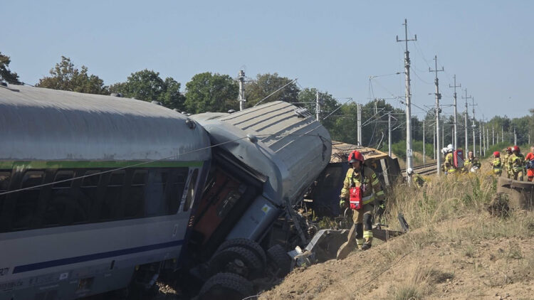 Polonya'da tren kamyonla çarpıştı: 1 ölü, 19 yaralı