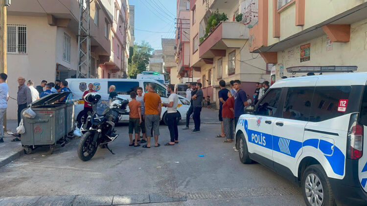 Gaziantep'te dehşet saçtı: Eşini tüfekle öldürüp, sokakta rastgele ateş açtı; 1 ölü, 3'ü çocuk 4 yaralı