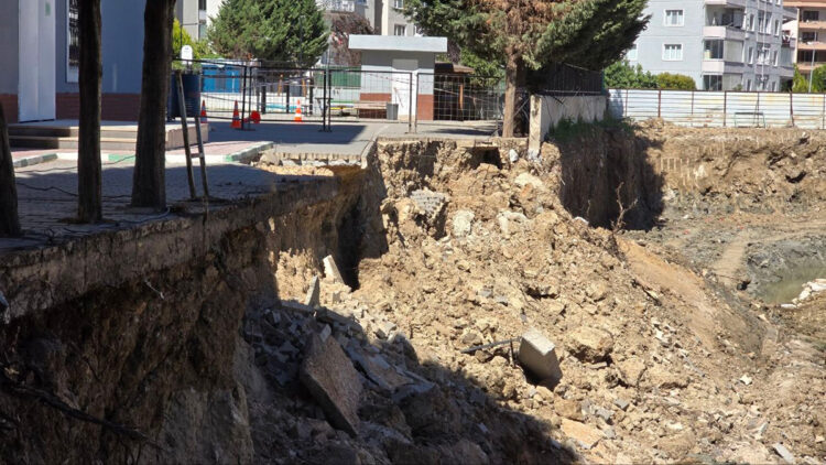 Okul bahçesinin istinat duvarı çöktü: Güvenlik önlemleri alındı