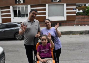 Serebral palsili Yağmur'un tek hayali; arkadaşları gibi yürüyebilmek