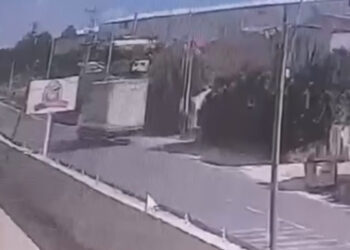 Silivri'de sürücüsünün hâkimiyetini kaybettiği otomobil takla attı; kaza kamerada