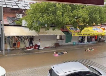 Muğla'da sağanağın tadını çıkardılar: Şişme yataklarla sel sularında yüzdüler