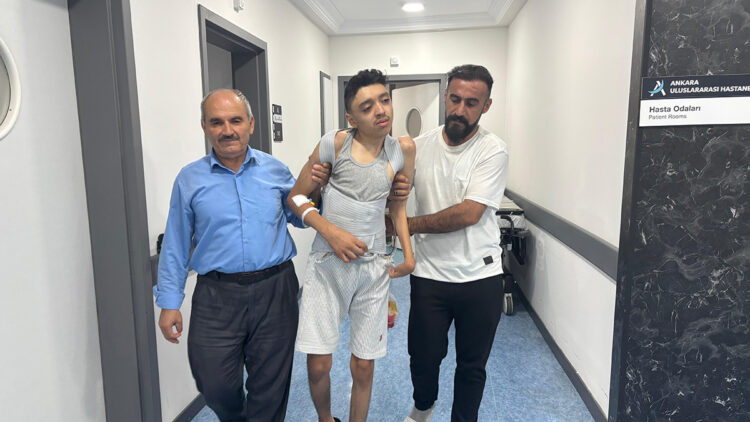Skolyoz hastası Bünyamin, ameliyatla sağlığına kavuştu: Yeniden yürümeye başladı