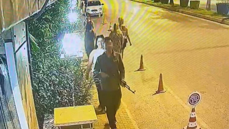 Antalya'da akıl almaz olay: Oyuncak tüfekle sokakta dolaşınca gözaltına alındı
