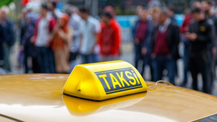 Taksi sarı da plakadaki o, "T" ne iş gardaşım?