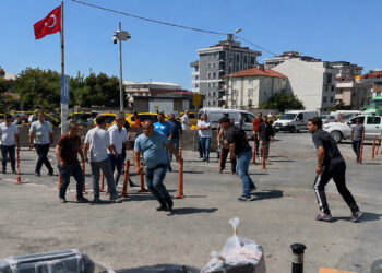 Sultanbeyli'de korsan taksi kavgası: 2 taksici bıçaklandı