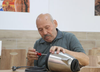Alzheimer hastası, tedavi gördüğü merkezin gönüllü tamircisi oldu: "Bozulan her şeyi tamir etmek istiyorum"
