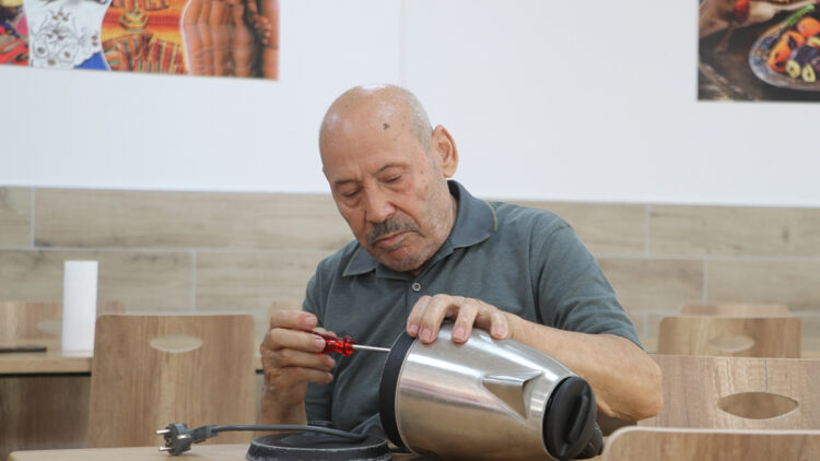 Alzheimer hastası, tedavi gördüğü merkezin gönüllü tamircisi oldu: "Bozulan her şeyi tamir etmek istiyorum"