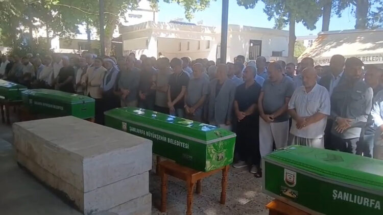 Taziye ziyareti dönüşü kazada ölen çift ile 2 çocuğu toprağa verildi