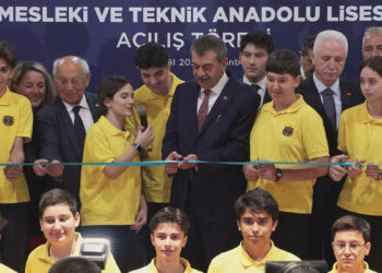 Bakan Yusuf Tekin açıkladı: "Bu yıl ortaokulu bitiren 100 öğrencinin 45 tanesi meslek lisesine gitti"