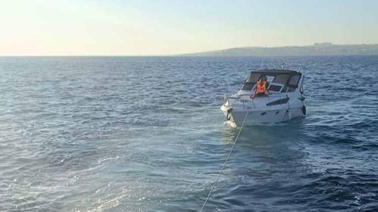 Beylikdüzü açıklarında faciadan dönüldü: Makine arızası nedeniyle sürüklenen tekne kurtarıldı