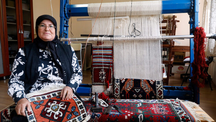 8 yaşında tezgâhın başına geçti, 61'inde mirasını geleceğe taşıyor