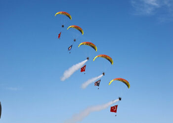 İzmir'deki havacılık festivalinde gökyüzünde Türk bayrağı ve Atatürk posteri açıldı