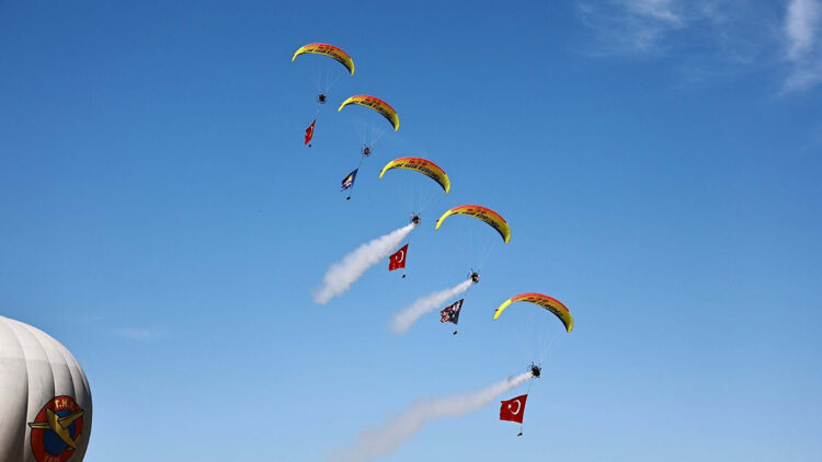 İzmir'deki havacılık festivalinde gökyüzünde Türk bayrağı ve Atatürk posteri açıldı