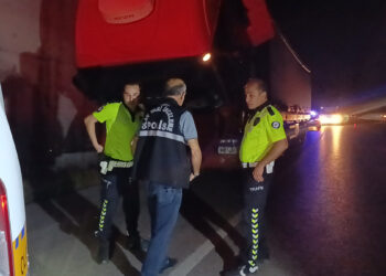 Arızalanan TIR’ı tamir ederken otomobil çarptı, 1 kişi ağır yaralandı
