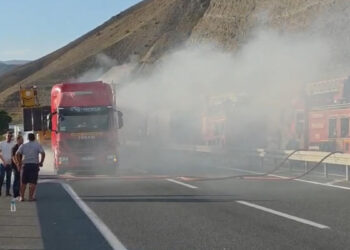 Asfalt makinesi yüklü TIR alev alev yandı; yol 1,5 saat ulaşıma kapandı
