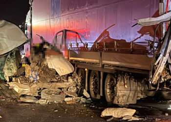 Tekirdağ'da minibüs, TIR'a arkadan çarptı: 1 ölü, 1 yaralı