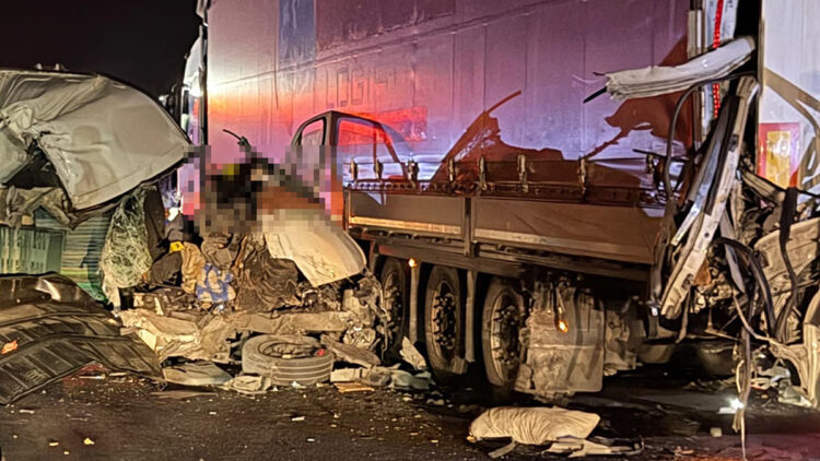 Tekirdağ'da minibüs, TIR'a arkadan çarptı: 1 ölü, 1 yaralı