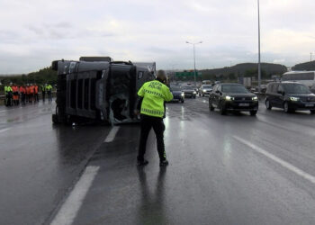 Pendik’te TIR devrildi; trafik yoğunluğu oluştu