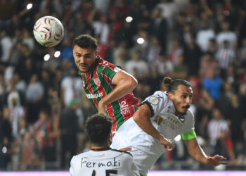 Gaziemirspor dolu dizgin: Futbolcular ve teknik ekip büyük sevinç yaşadı