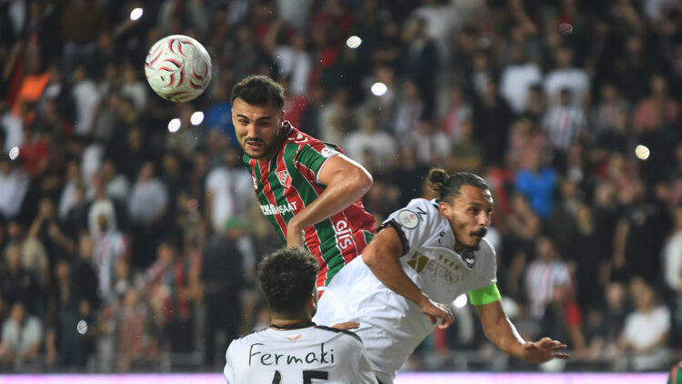Gaziemirspor dolu dizgin: Futbolcular ve teknik ekip büyük sevinç yaşadı