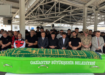 Girne'de hayatını kaybeden Nihat Balyemez toprağa verildi: Mürettebat, ‘sürati azaltın’ diyen yolculara, ‘yavaşlarsak daha çok duyarsınız’ demiş