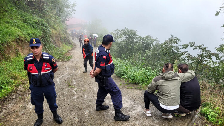 Trabzon'da heyelan; 1 kişi toprak altında kaldı