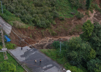 Trabzon'da mahalle yolu çöktü; sürüklenen araçtaki 2 kişi yaralandı