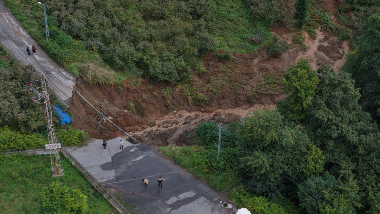 Trabzon'da mahalle yolu çöktü; sürüklenen araçtaki 2 kişi yaralandı