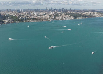 Yağışın ardından turkuaz renge bürünen İstanbul Boğazı havadan görüntülendi