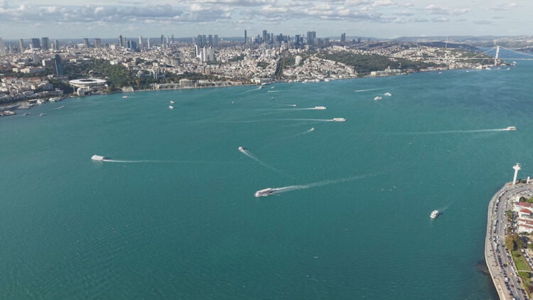 Yağışın ardından turkuaz renge bürünen İstanbul Boğazı havadan görüntülendi