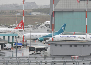 Borcundan dolayı haczedilmişti: İran havayolu şirketinin uçağının İstanbul Havalimanı'ndaki bekleyişi sürüyor