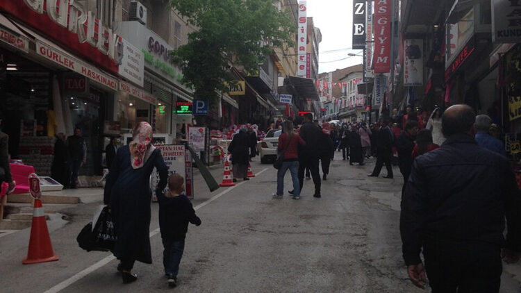 Çıkrıkçılar Yokuşu’nda düğün maratonu: Yokuşu tırmanan evleniyor!