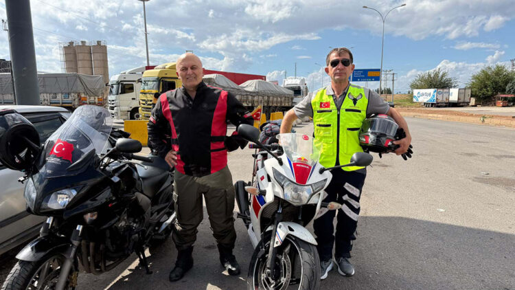 Düzce'den umreye motosikletli yolculuk: Suriye'ye geçtiler