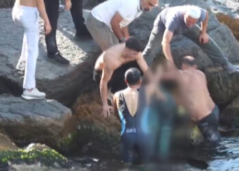Üsküdar'da zıpkınla balık avlıyordu: Boğulma tehlikesi geçirdi