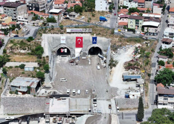 Tünel inşaatı nedeniyle tahliye ve yıkımlar, esnafın işlerini durma noktasına getirdi: "Evim sağlam ama çevrem viran"