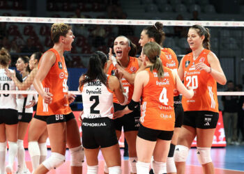 İzmir'de voleybol coşkusu sona erdi: Tribünleri dolduranlara teşekkür edildi