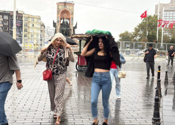 Sonbahar sonunda geldi: İstanbullular güne yağmurlu havayla başladı