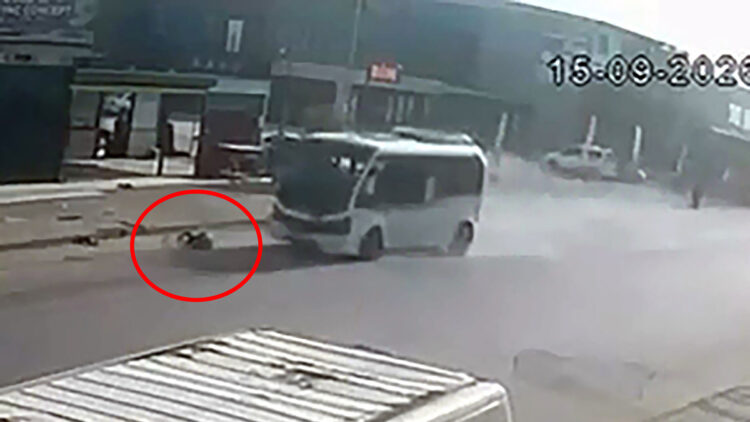 Yoldan geçerken minibüsün çarptığı çocuk yaralandı; sürücü gözaltında
